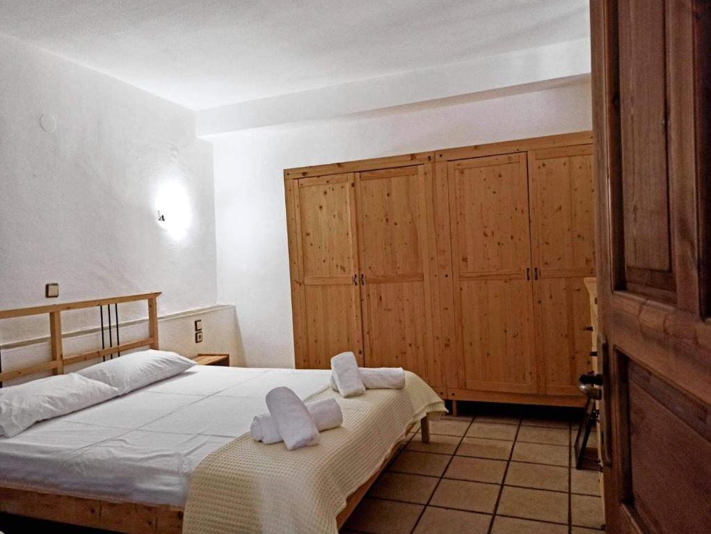 een slaapkamer met een bed met handdoeken erop bij Pantheon in Serres
