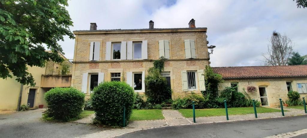 une vieille maison en briques sur le côté d'une rue dans l'établissement La Maison sur la Colline, à Mauroux