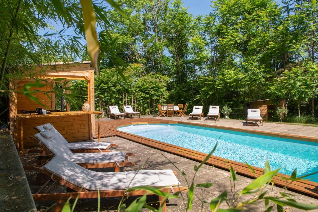 Bazén v ubytování Chambre d'Hôtes Au Jardin Des Saveurs nebo v jeho okolí