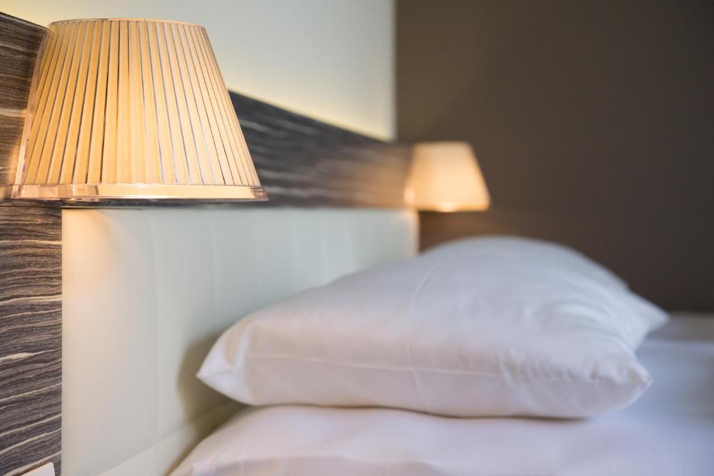 Postel nebo postele na pokoji v ubytování Hotel Maximilian