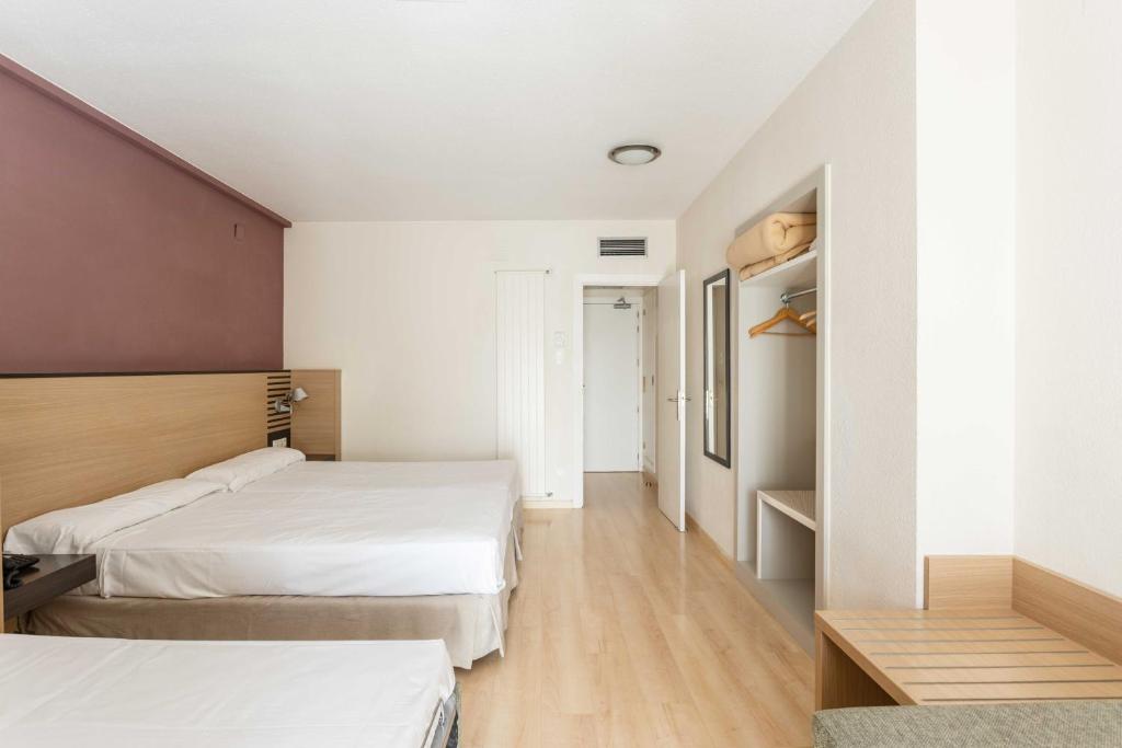 Postel nebo postele na pokoji v ubytování Oroel Hotel & SPA