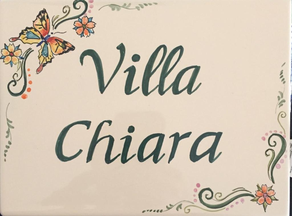 una señal que dice Villa chica con una mariposa en Villa Chiara, en Salice Salentino