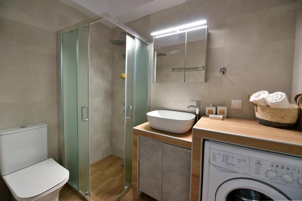 Koupelna v ubytování Arco I/ Downtown Rustic Apartment/4 min from port