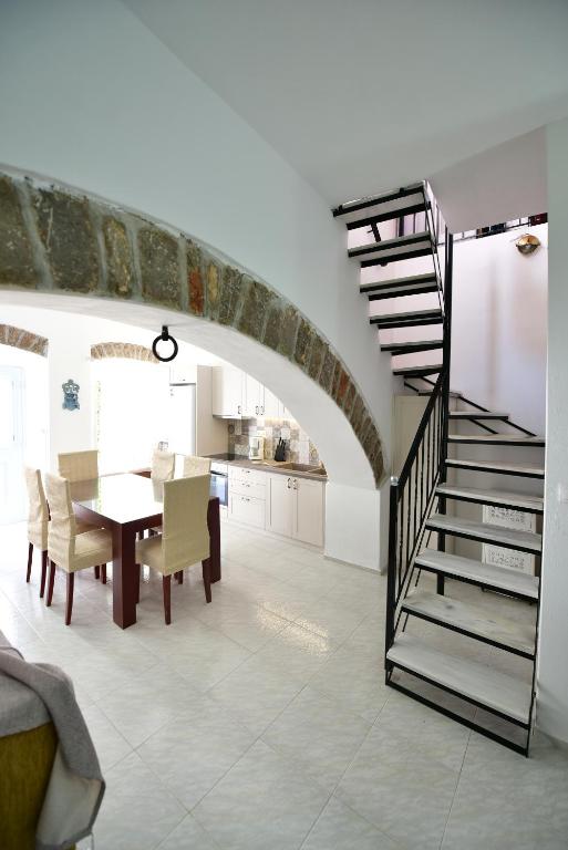 Kuchyň nebo kuchyňský kout v ubytování Arco I/ Downtown Rustic Apartment/4 min from port