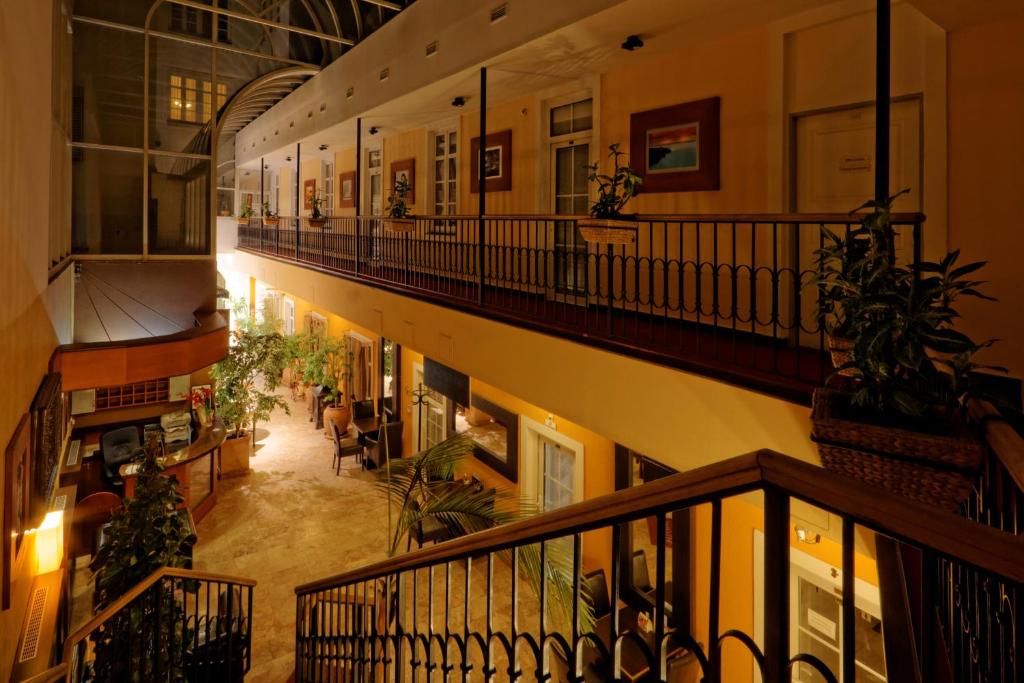 une vue sur un bâtiment avec des plantes dans l'établissement Enjoy Inn, à Plzeň