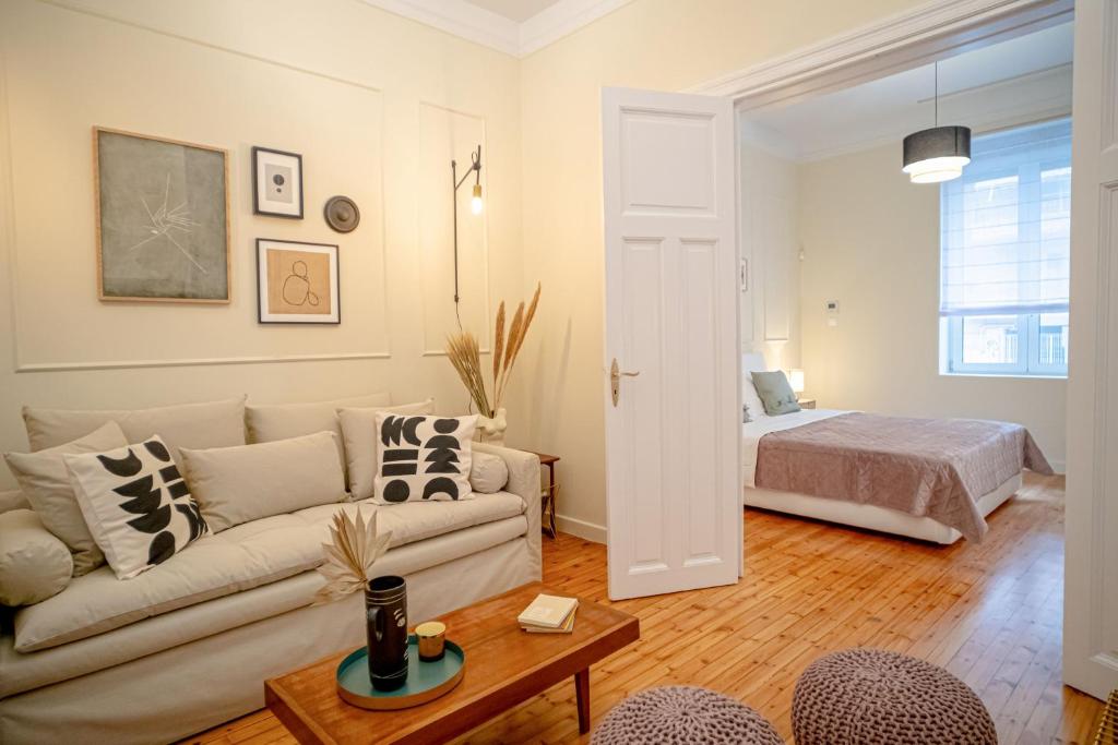 Łóżko lub łóżka w pokoju w obiekcie The H Experience Boutique Apartments Athens - free parking and fiber internet