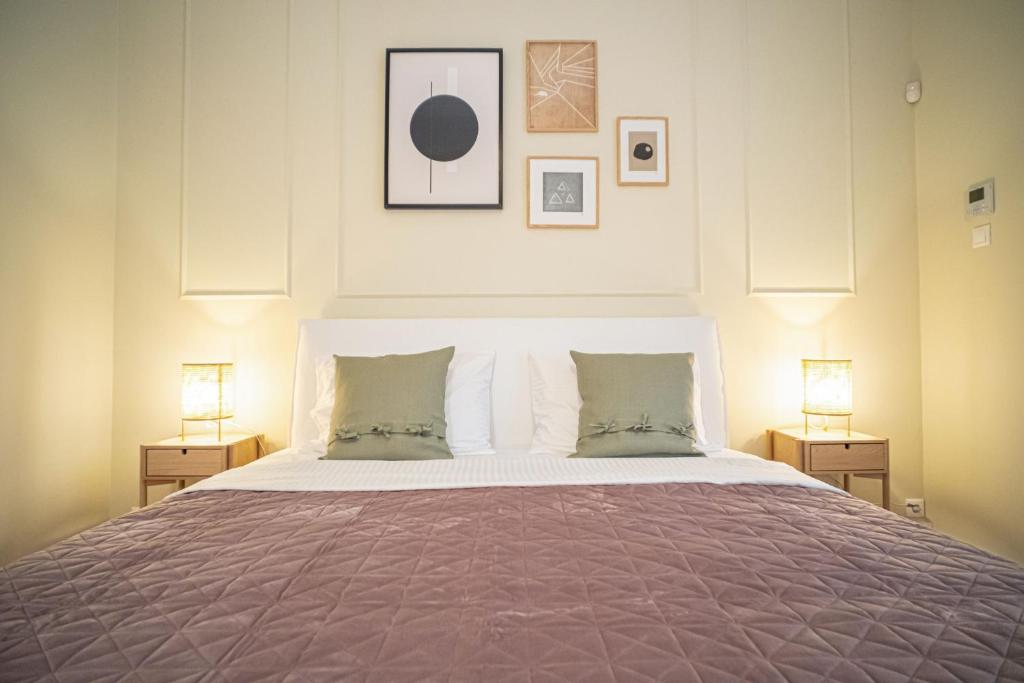 sypialnia z dużym łóżkiem z 2 lampami w obiekcie The H Experience Boutique Apartments Athens - free parking and fiber internet w Atenach