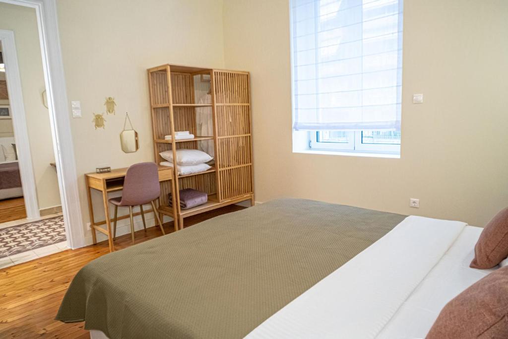 Łóżko lub łóżka w pokoju w obiekcie The H Experience Boutique Apartments Athens - free parking and fiber internet