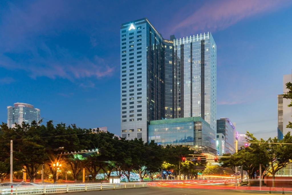 un perfil urbano por la noche con edificios altos en Cloudy international apartment Beijing Rd A-mall, en Guangzhou