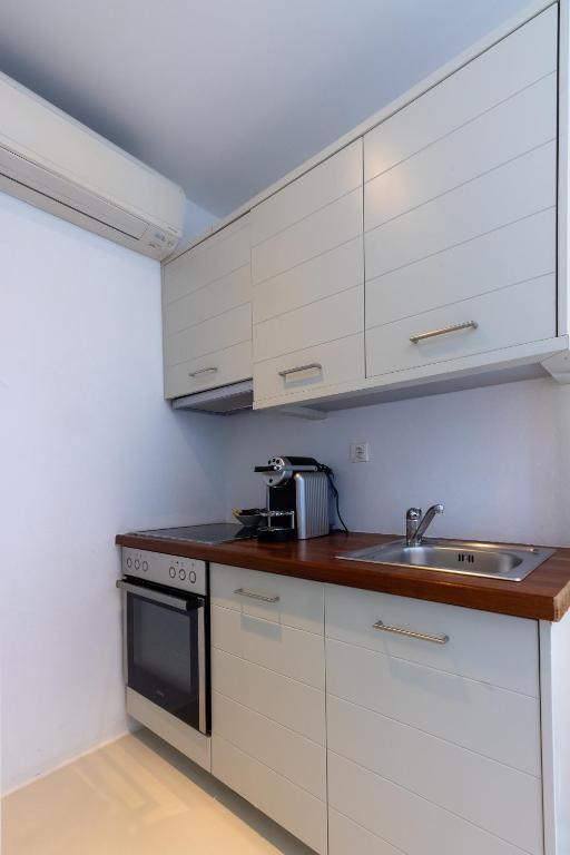 Kuchyň nebo kuchyňský kout v ubytování Kea Village Suites & Villas