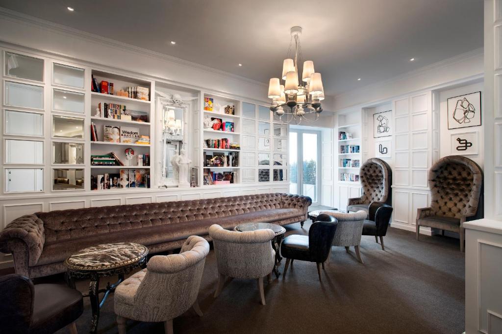 Uma área de estar em The Marly Boutique Hotel