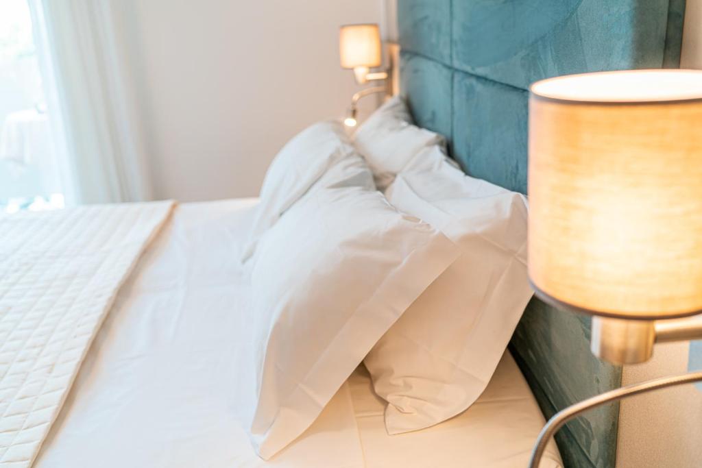 Postel nebo postele na pokoji v ubytování Hotel Pigalle