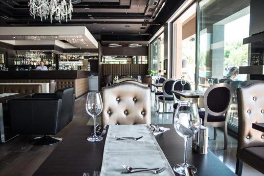 A seating area at Player's Pool&Rooms