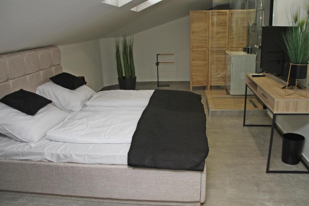 A bed or beds in a room at Player's Pool&Rooms