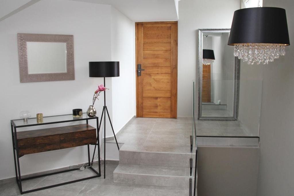 A television and/or entertainment centre at Player's Pool&Rooms