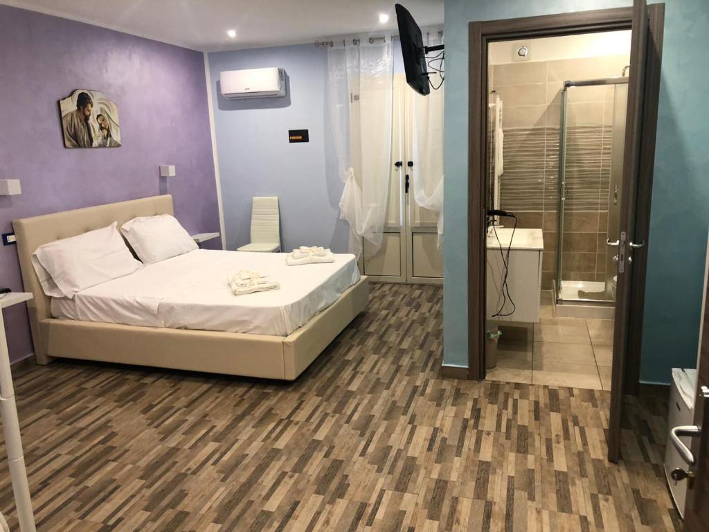 sypialnia z łóżkiem i kabiną prysznicową w obiekcie B&B Pirro Malena w mieście Casa Toscano