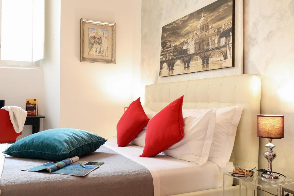 Łóżko lub łóżka w pokoju w obiekcie Grand Tour Rome Apartment - Liberty Collection