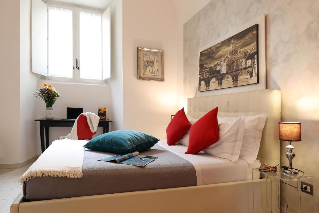 Łóżko lub łóżka w pokoju w obiekcie Grand Tour Rome Apartment - Liberty Collection
