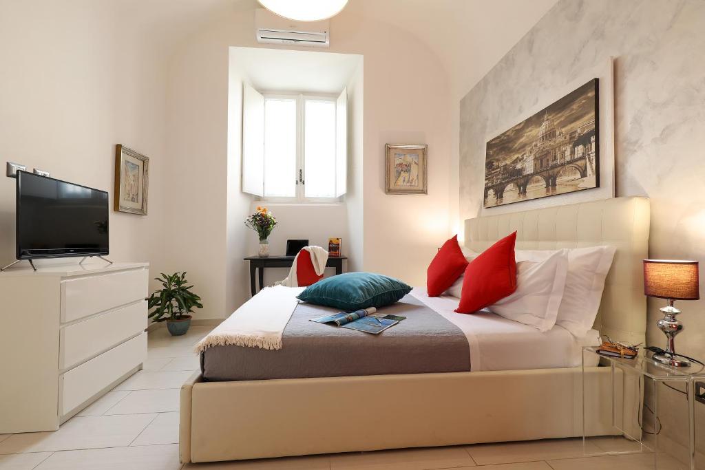 Telewizja i/lub zestaw kina domowego w obiekcie Grand Tour Rome Apartment - Liberty Collection