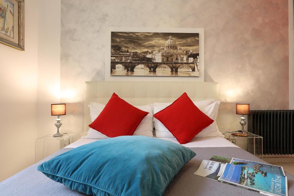 Łóżko lub łóżka w pokoju w obiekcie Grand Tour Rome Apartment - Liberty Collection