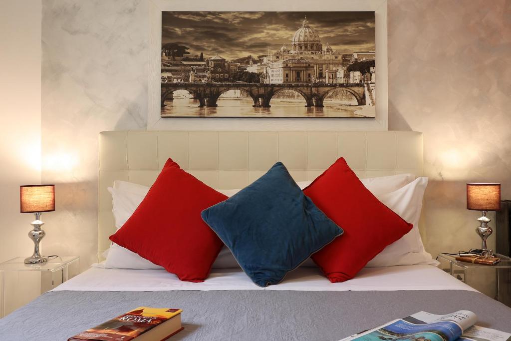 Łóżko lub łóżka w pokoju w obiekcie Grand Tour Rome Apartment - Liberty Collection