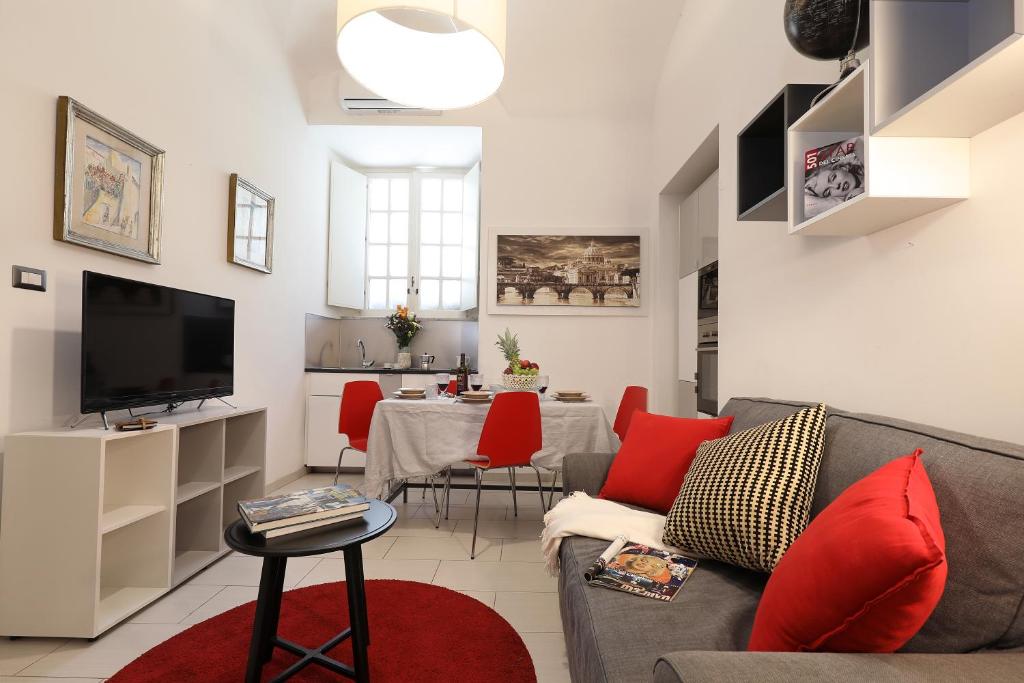 Telewizja i/lub zestaw kina domowego w obiekcie Grand Tour Rome Apartment - Liberty Collection
