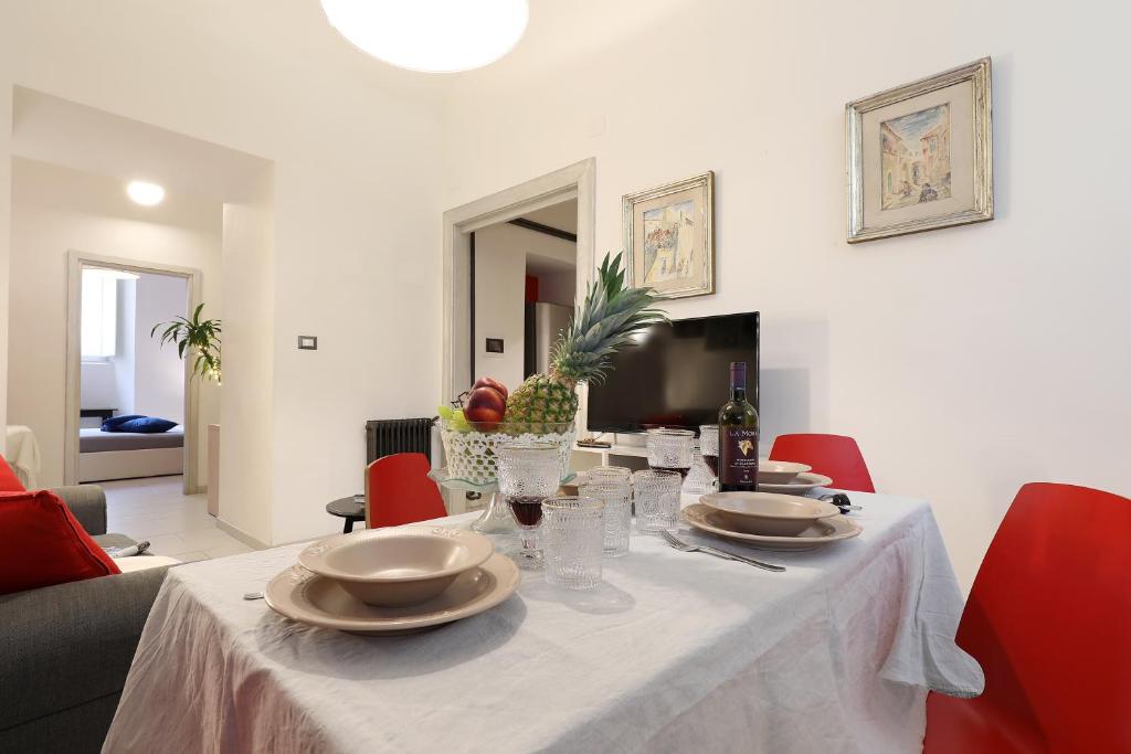 Telewizja i/lub zestaw kina domowego w obiekcie Grand Tour Rome Apartment - Liberty Collection