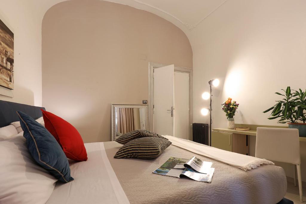 Łóżko lub łóżka w pokoju w obiekcie Grand Tour Rome Apartment - Liberty Collection