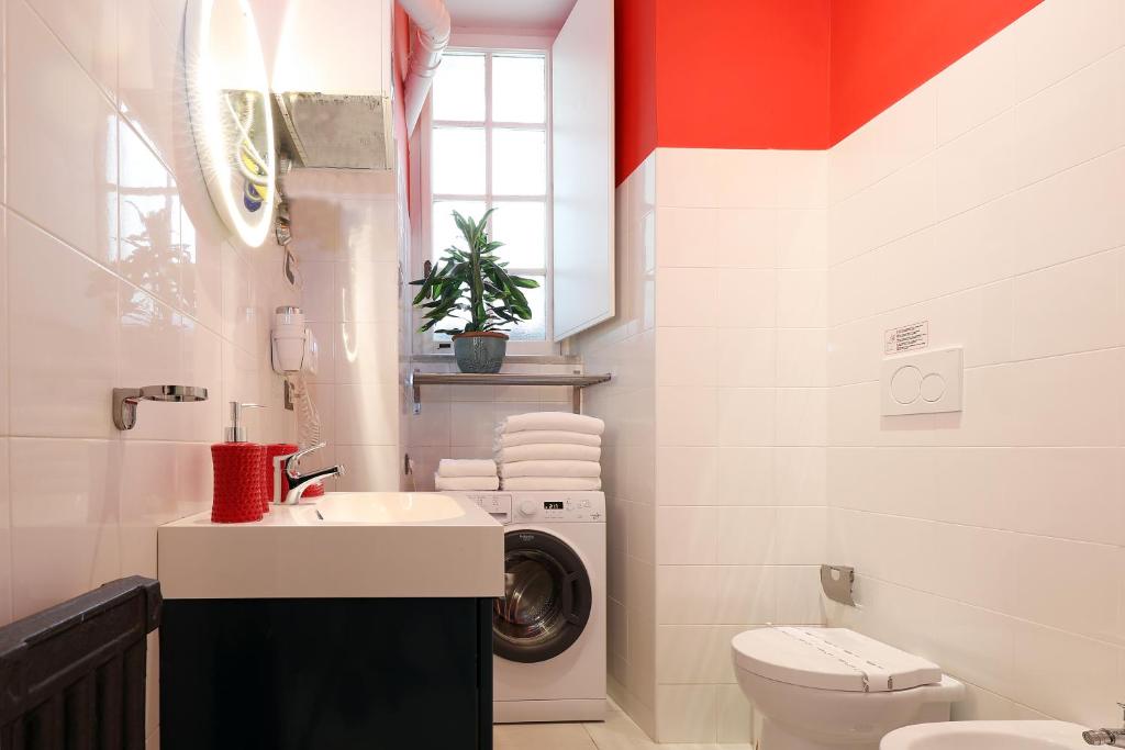 W łazience znajduje się pralka i umywalka. w obiekcie Grand Tour Rome Apartment - Liberty Collection w Rzymie