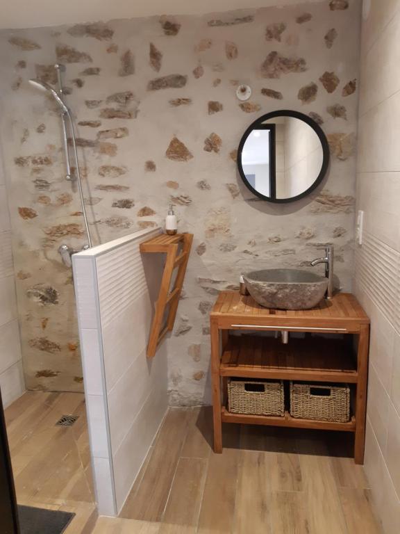 bagno con lavandino e specchio di Le Rouveau a Six-Fours-les-Plages