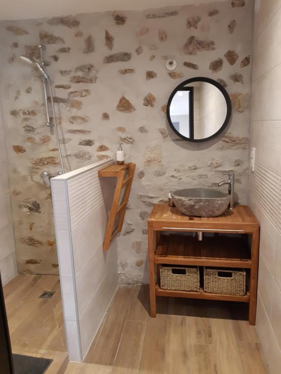 y baño con lavabo y espejo. en Le Rouveau, en Six-Fours-les-Plages