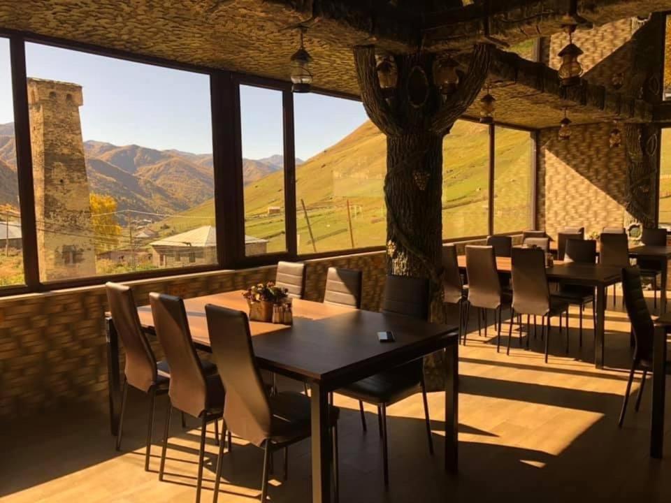 Nespecifikovaný výhled na hory nebo výhled na hory při pohledu z hotelu