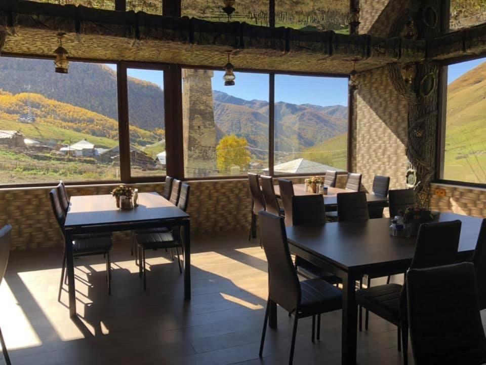 Nespecifikovaný výhled na hory nebo výhled na hory při pohledu z hotelu