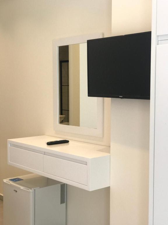 TV a/nebo společenská místnost v ubytování Emily’s Hotel