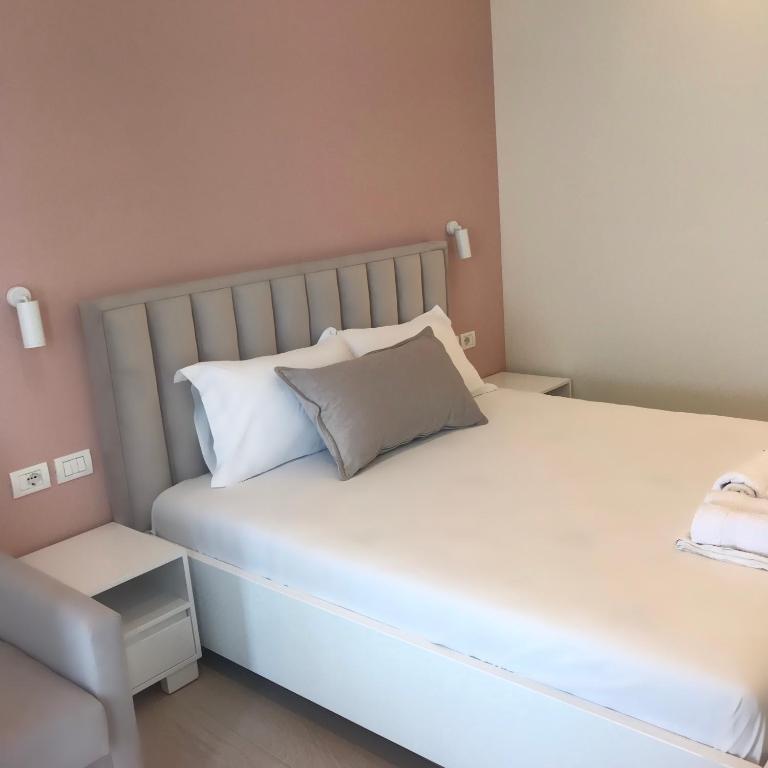 Postel nebo postele na pokoji v ubytování Emily’s Hotel