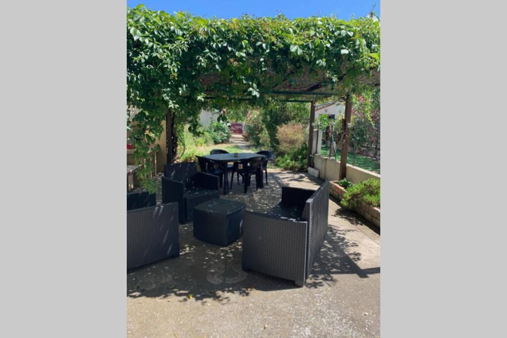 d'une terrasse avec une table et une pergola. dans l'établissement Maison indépendante et familiale en Camargue, à Salin-de-Giraud