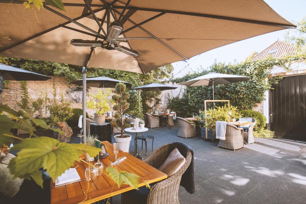Een tuin van Grand Boutique Hotel-Restaurant Huis Vermeer