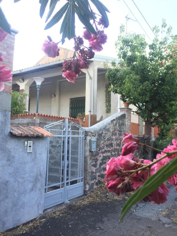 アチレアーレにあるResidenza Orsolaのピンクの花の家の前門