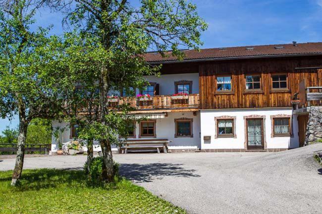 une grande maison avec une terrasse au-dessus dans l'établissement Ferienwohnung Brunnerlehen, à Berchtesgaden