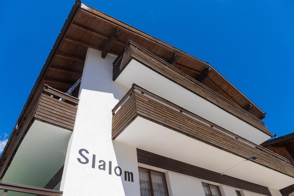 ein Gebäude mit einem Schild an der Seite in der Unterkunft Haus Slalom in Saas-Fee