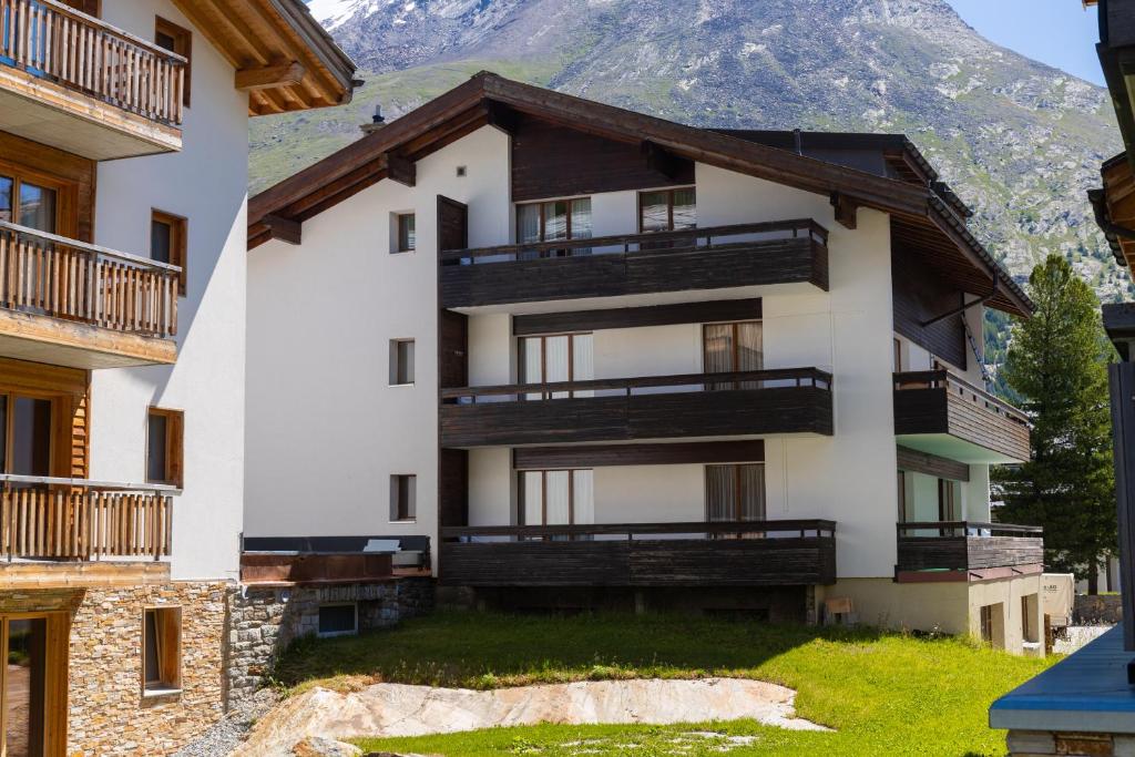 a building with balconies and a mountain in the background at Haus Slalom in Saas-Fee