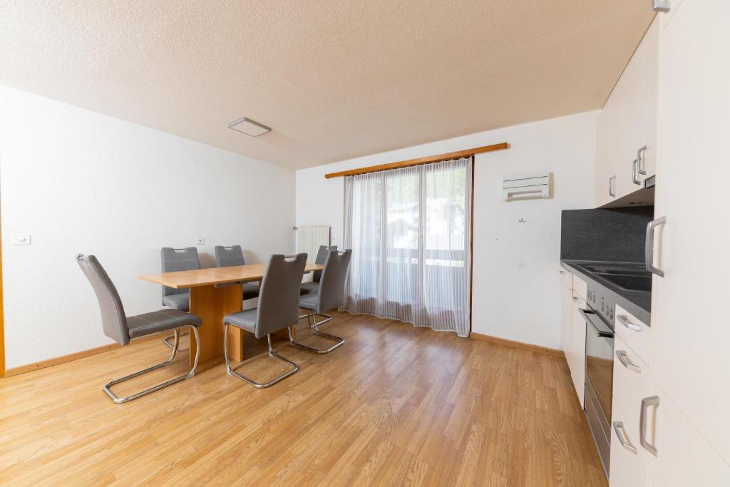 a dining room with a table and chairs at Haus Slalom in Saas-Fee
