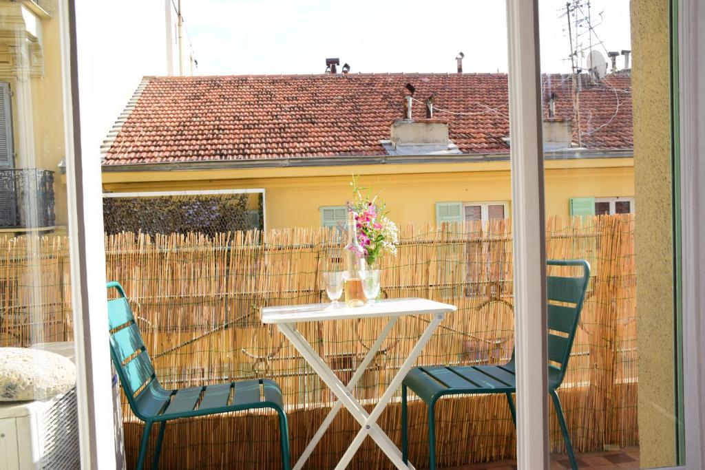 ニースにあるLes Gérardines, 3-room with Airco and balconyのバルコニー(テーブル、椅子2脚付きのパティオ付)