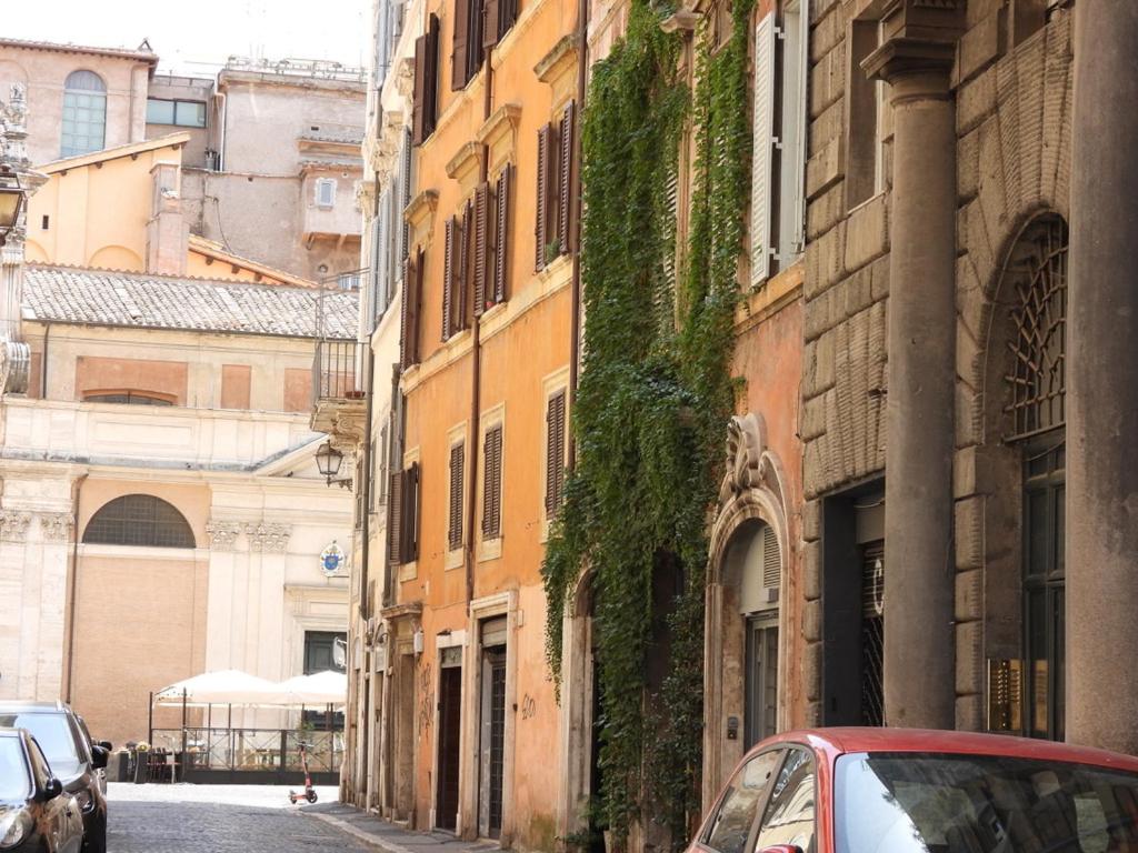 une rue de la ville avec des bâtiments et une voiture rouge dans l'établissement Best Apartment in Rome Campo de Fiori, à Rome