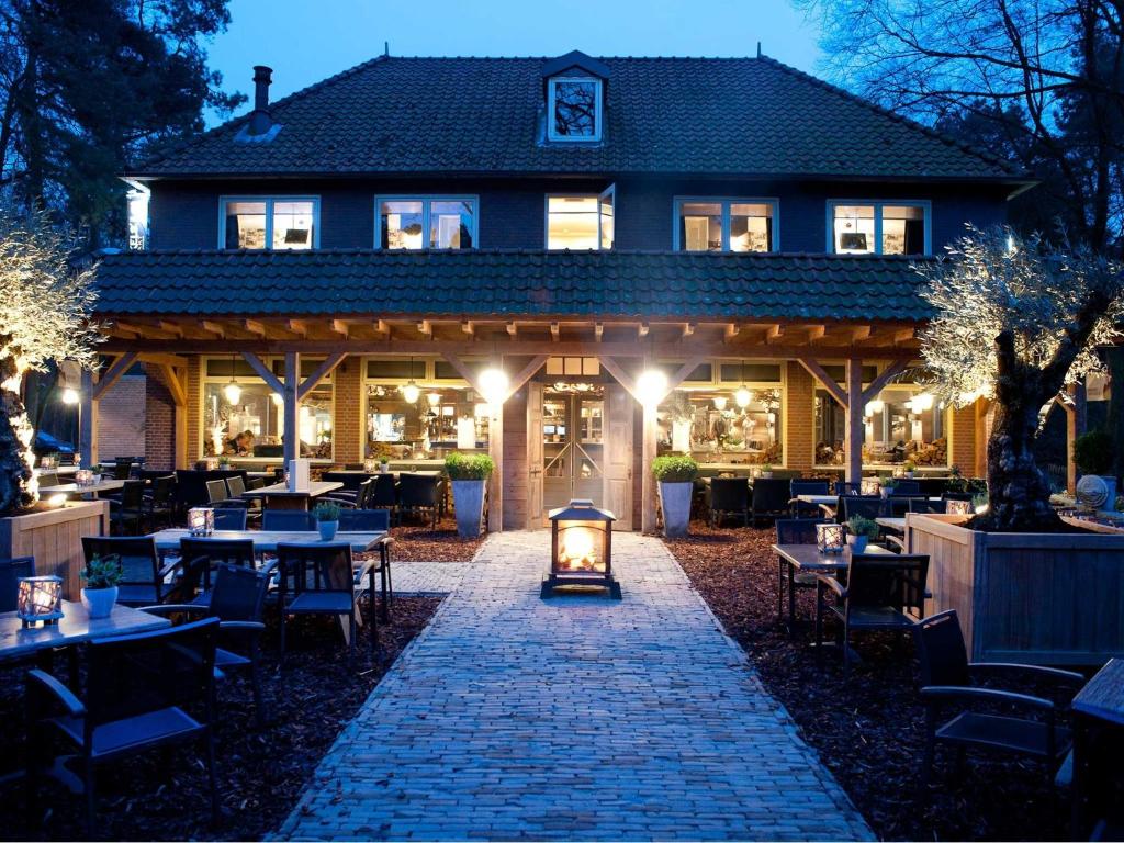 a restaurant with a brick walkway in front of a building at Hotel & Restaurant Meneer Van Eijck in Oisterwijk