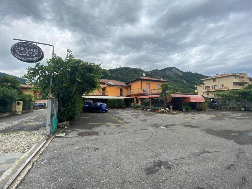 an empty parking lot in a town with buildings at Macloud pub B&B in Sarnico