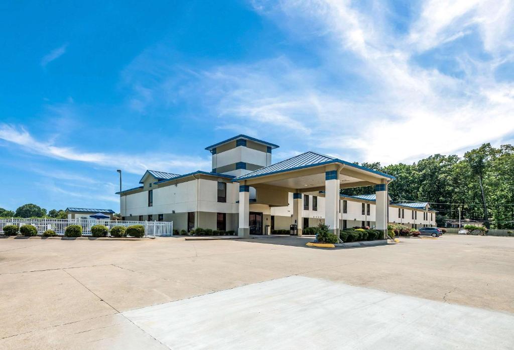 um grande edifício branco com estacionamento em Quality Inn Jacksonville near Little Rock Air Force Base em Jacksonville