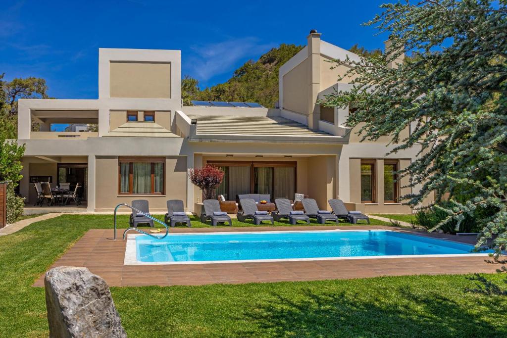 uma casa com uma piscina em frente em Delta Wellness Villa em Ixia