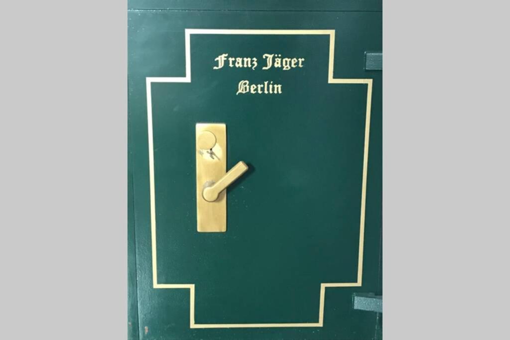 una imagen de una puerta verde con un mango de oro en Ferienwohnung Franz Jäger Berlin, en Gützkow