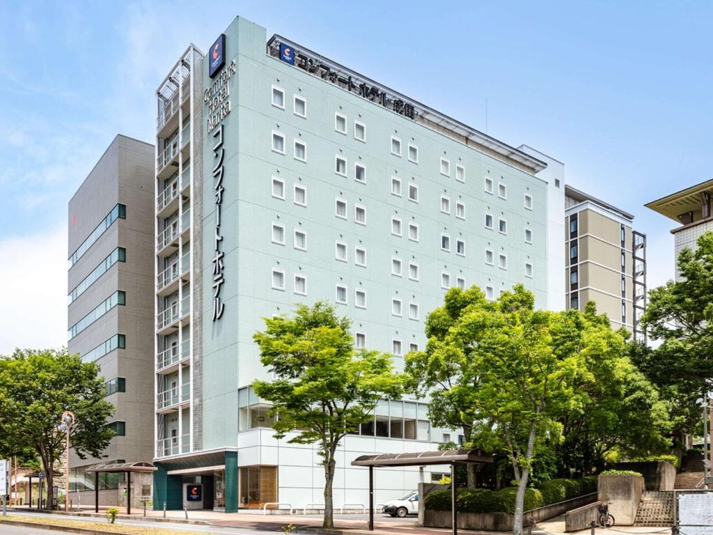 ein Bild der Hotelvorderseite des Gebäudes in der Unterkunft Comfort Hotel Narita in Narita